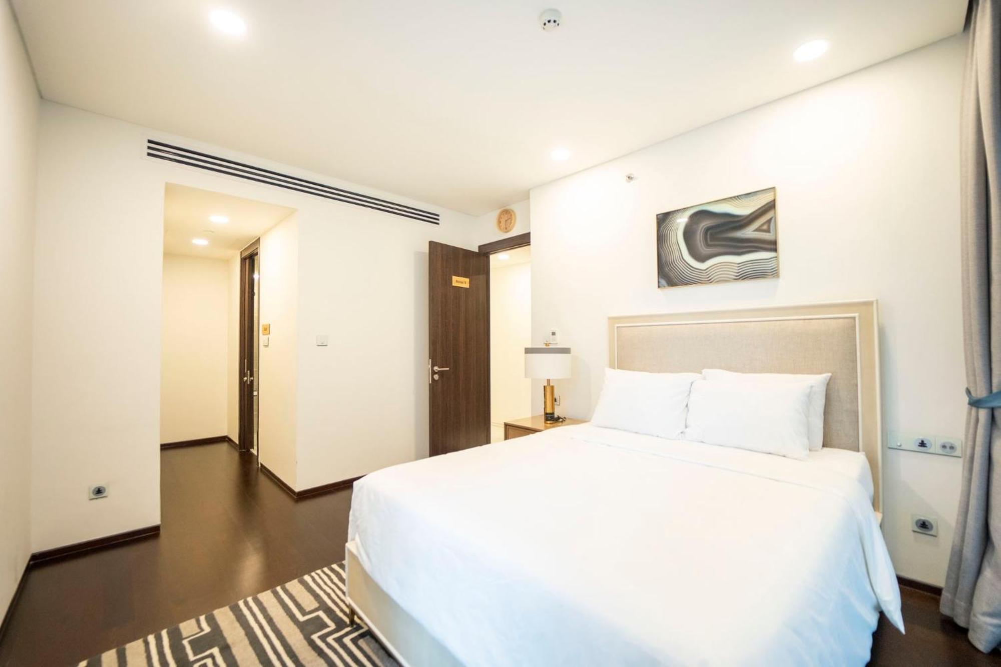 Serenity Saigon Sky Villas - Free One Way Airport Shuttle Хошимин Экстерьер фото
