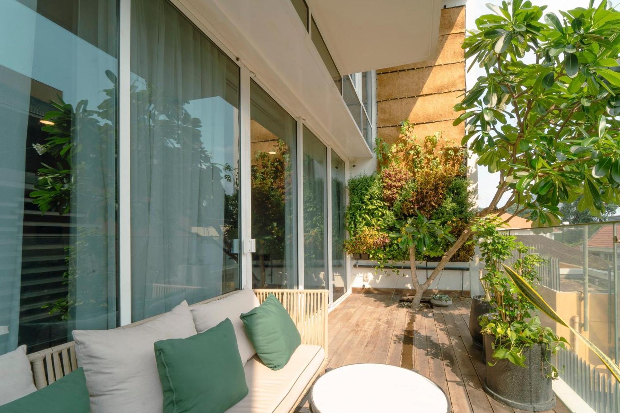 Serenity Saigon Sky Villas - Free One Way Airport Shuttle Хошимин Экстерьер фото